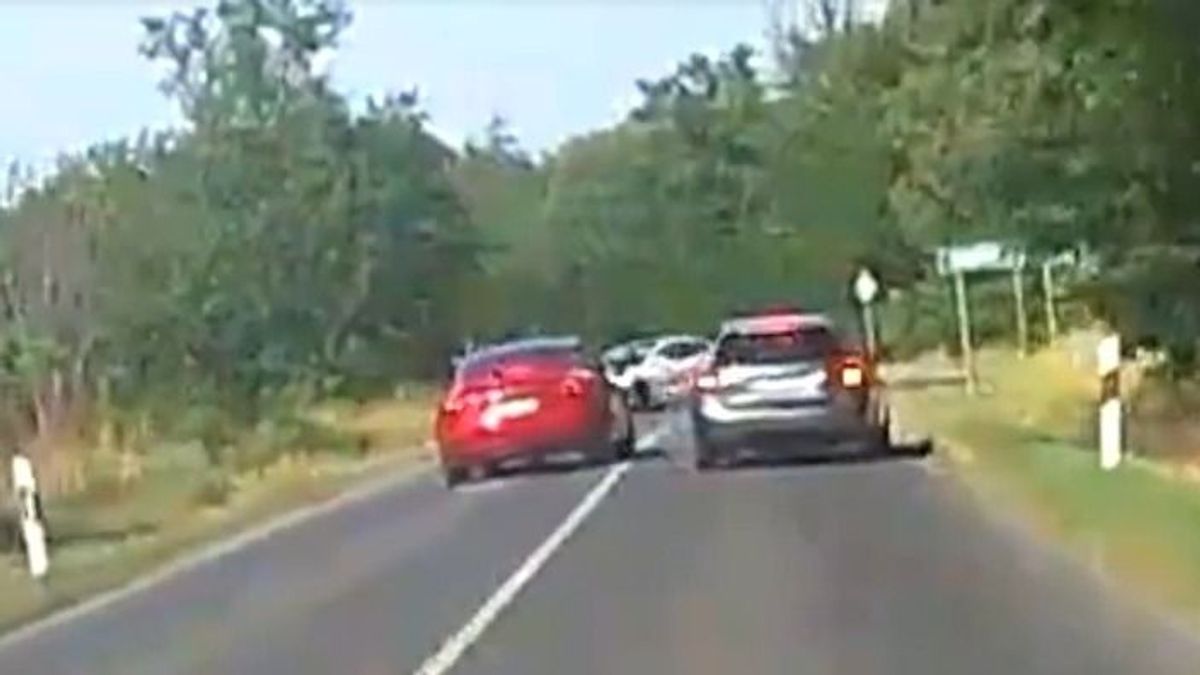 Kereszteződésben akart előzni a vakmerő teslás, hajszálon múlt a tragédia – videó