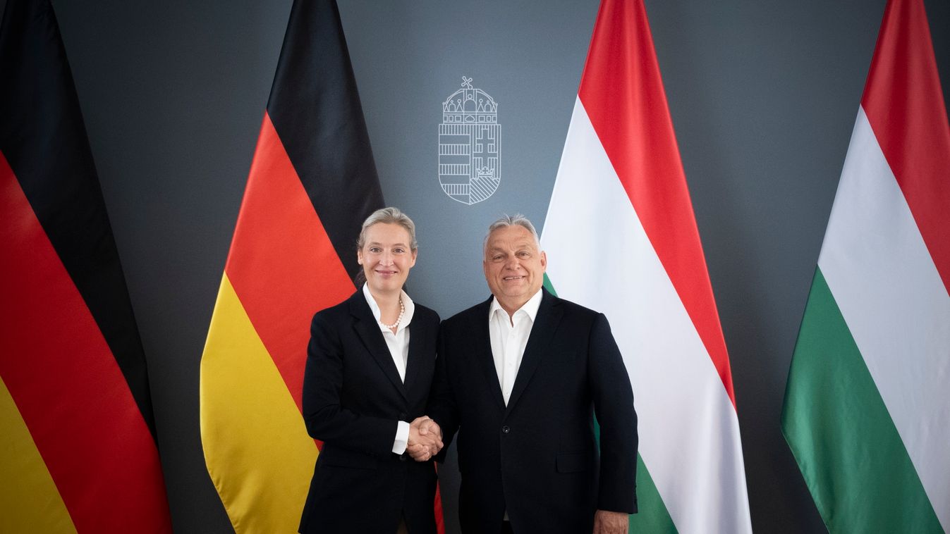 A Miniszterelnöki Kommunikációs Főosztály által közreadott képen Orbán Viktor miniszterelnök fogadja Alice Weidelt, az Alternatíva Németországért (AfD) párt társelnökét (b) a Karmelita kolostorban 2025. július 29-én (Fotó: MTI/Miniszterelnöki Kommunikáció