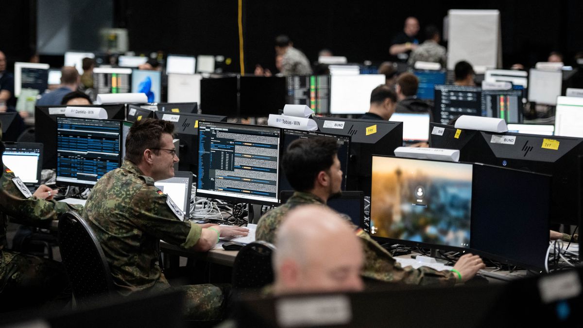 Adatszivárgás miatt kellett a brit kormánynak több ezer afgán menekültet befogadnia