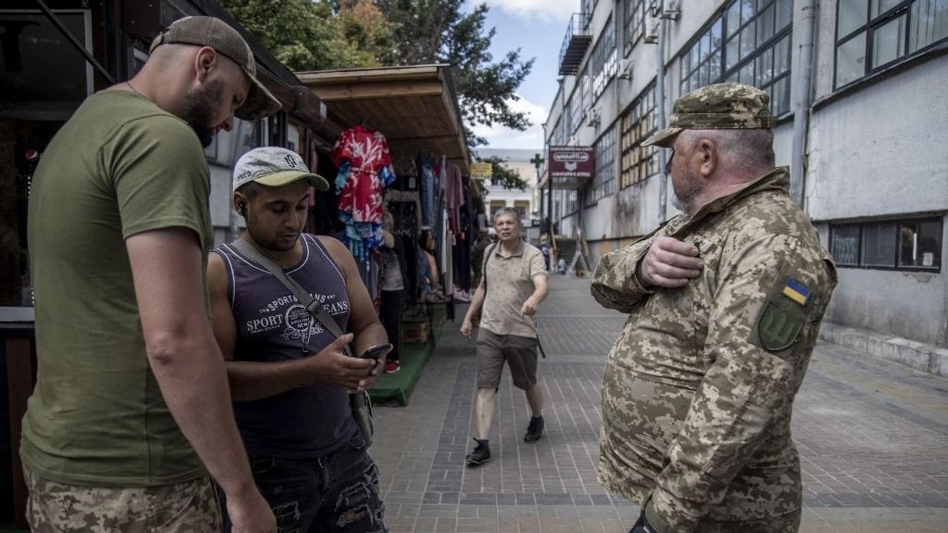 Ukrajna kényszerrel viszi az embereket a frontra (Fotó: AFP)