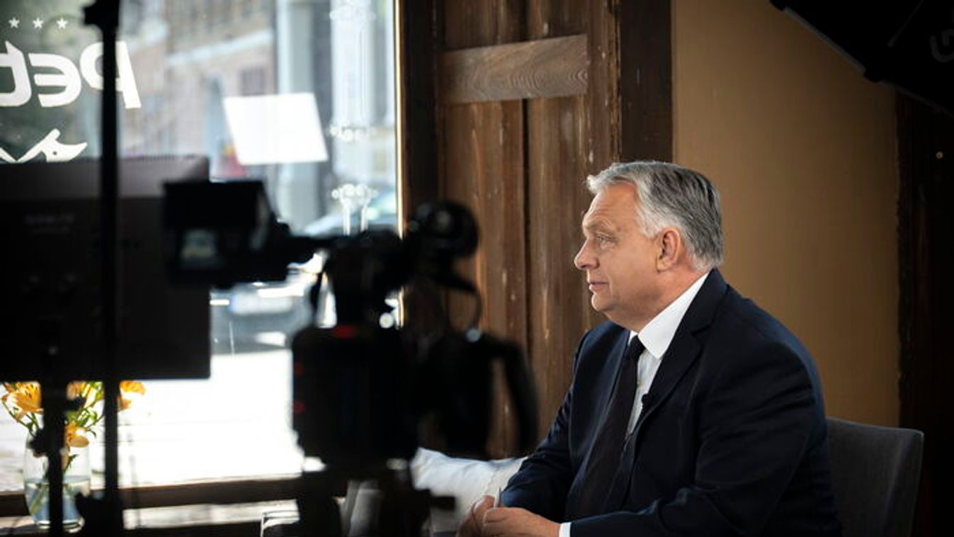 Prime Minister Viktor Orban gives an interview at the Petry Workshop and Museum  in Targu Mures, Transylvania on July 4, 2025 (Photo: MTI/Hungarian PM's Press Office/Vivien Cher Benko)