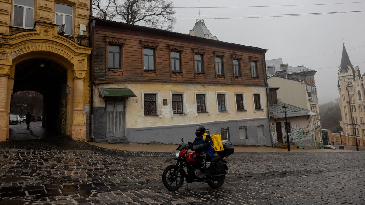Az ukrajnai emberrablók motoros lábát törték el + videó