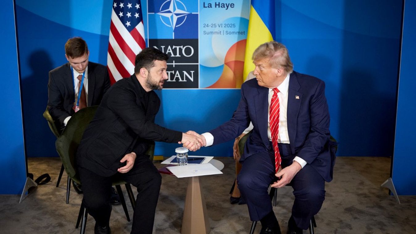 Volodimir Zelenszkij ukrán és Donald Trump (J) amerikai elnök (Fotó: AFP)