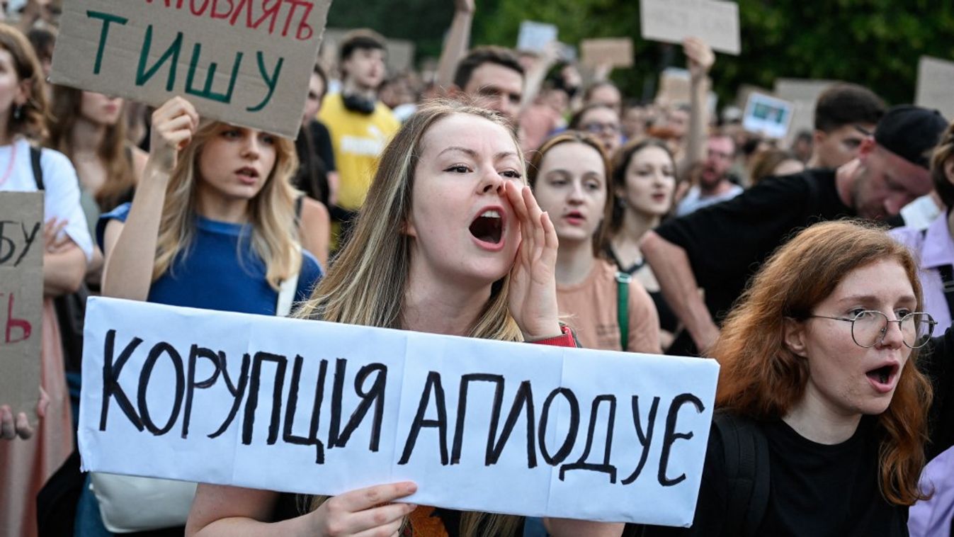 Kijevi lakosok részt vesznek a Zelenszkij elleni tüntetésen (Fotó: AFP)