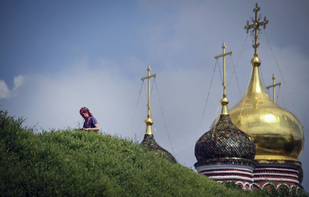 Egy lány sétál egy parkban Moszkva belvárosában (Fotó: AFP)