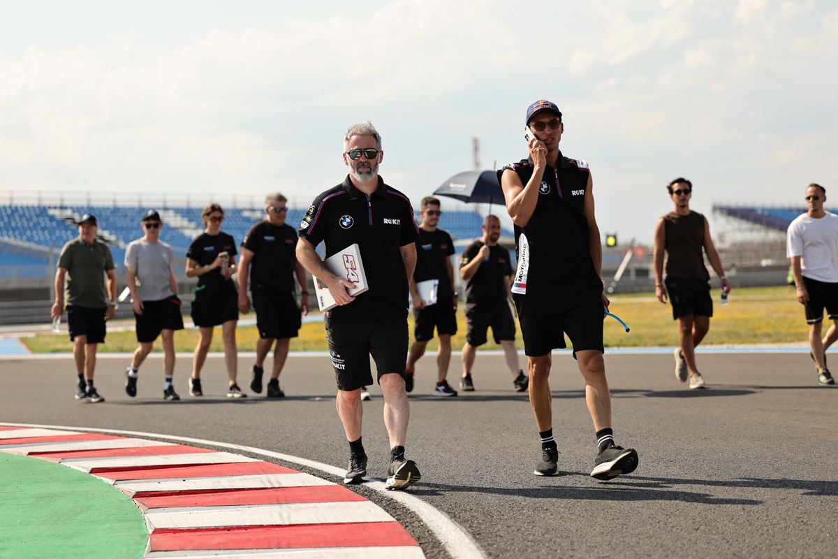 Toprak Razgatlıoğlu kétszeres Superbike világbajnok pályabejáráson az új magyar pályán, a Balaton Park Circuit aszfaltcsíkján