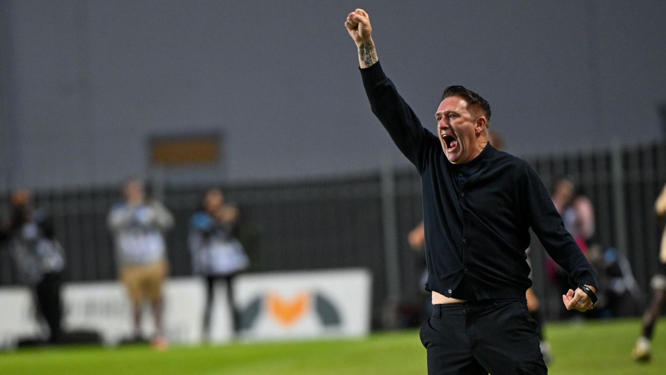 Robbie Keane, a Ferencváros vezetőedzője csapat első gólja után a labdarúgó OTP Bank Liga utolsó, 33. fordulójában játszott ETO FC Győr - Ferencvárosi TC mérkőzésen a győri ETO Stadionban 2025. május 24-én (Fotó: MTI/Illyés Tibor)