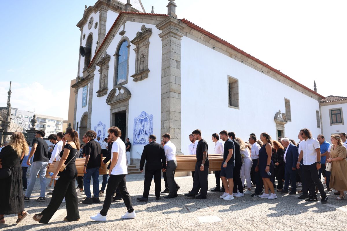 Utolsó útjára kísérték a portugál testvérpárt