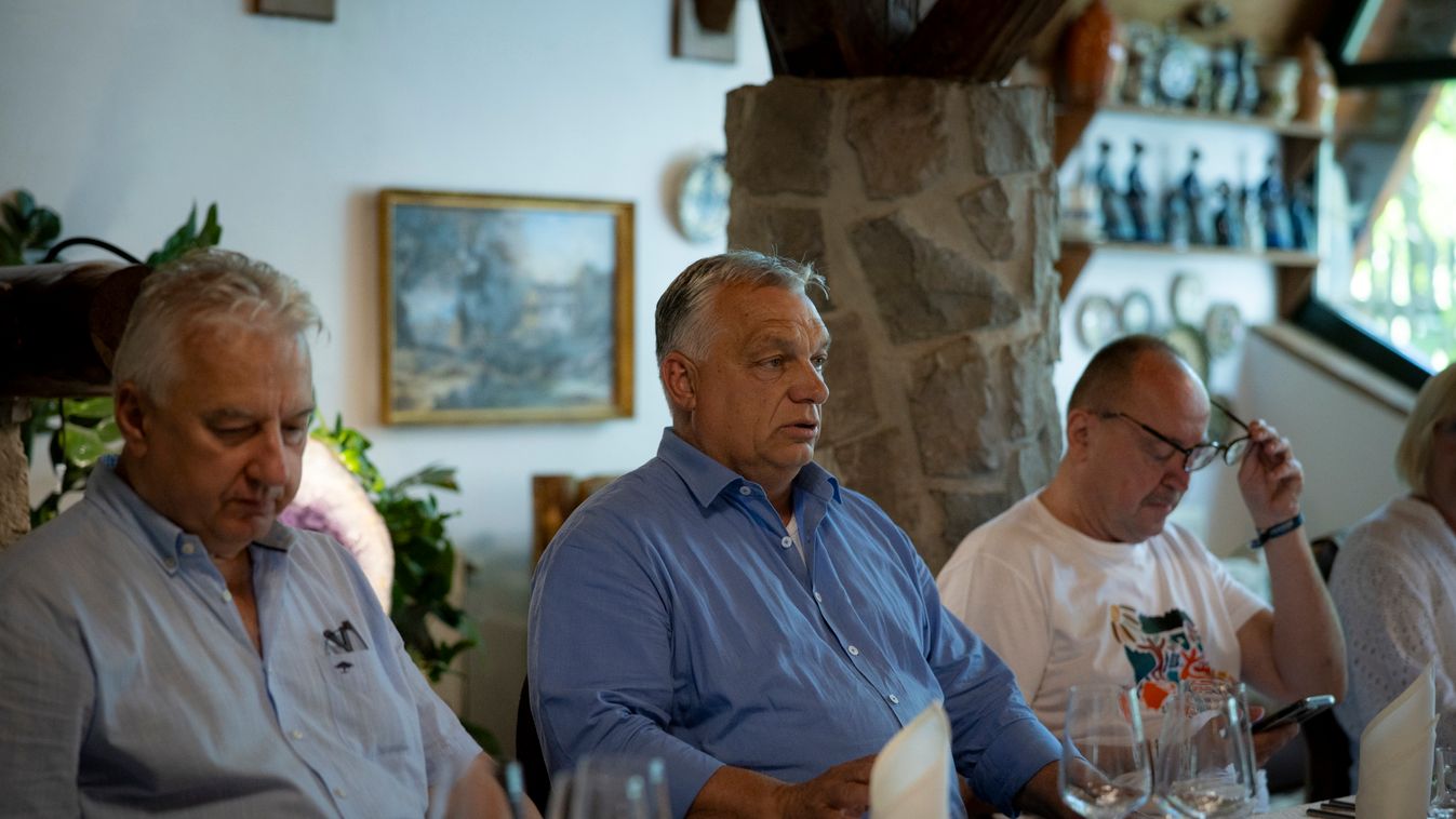 A Miniszterelnöki Kommunikációs Főosztály által közreadott képen Orbán Viktor miniszterelnök (k) a határon túli magyar közösségek képviselőivel tárgyal az erdélyi Tusnádfürdőn 2025. július 25-én (Fotó: A kormányfő mellett Semjén Zsolt miniszterelnök-helye