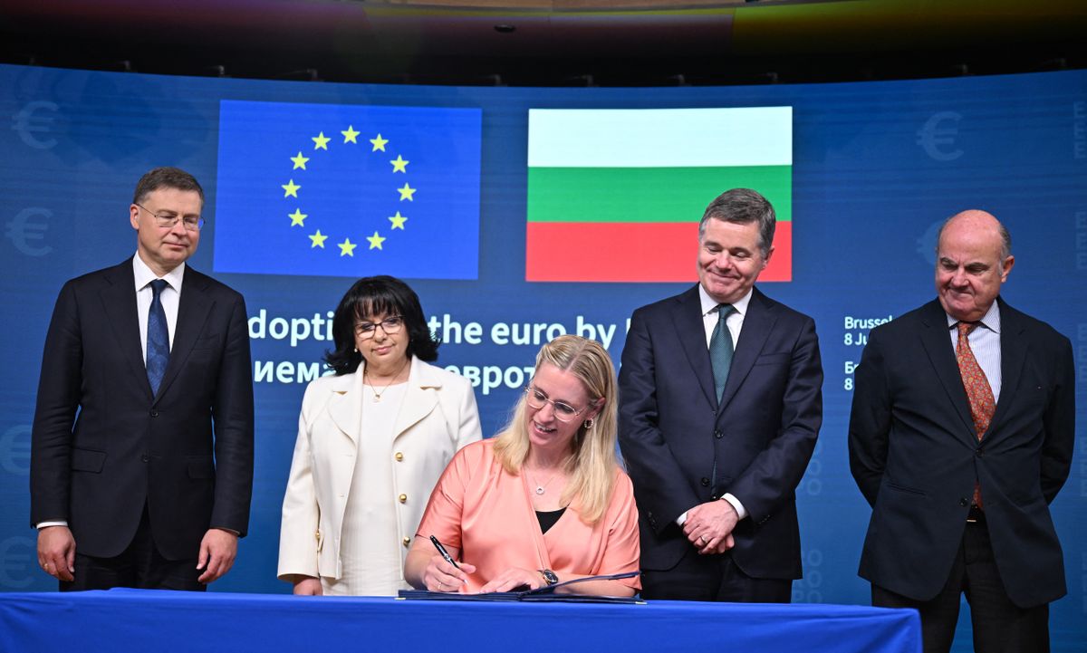 Bulgária euróövezeti csatlakozását történelmi áttörésként ünneplik Brüsszelben, miközben bulgáriai tüntetők pénzügyi diktátumot emlegetnek.