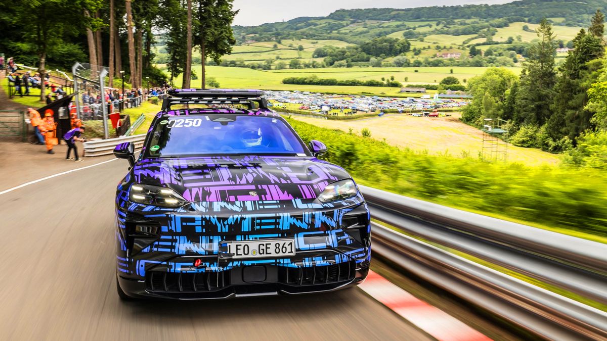 Rekordidőt futott az álcázott Porsche Cayenne villanyautó