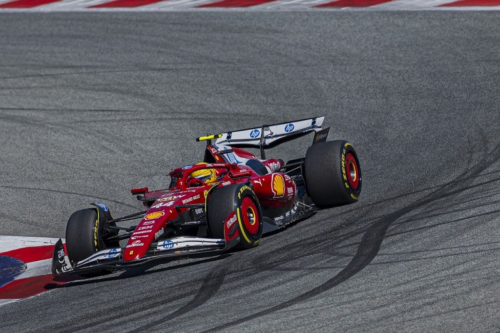 Lewis Hamilton sokat küzd a Ferrari versenyautójával
