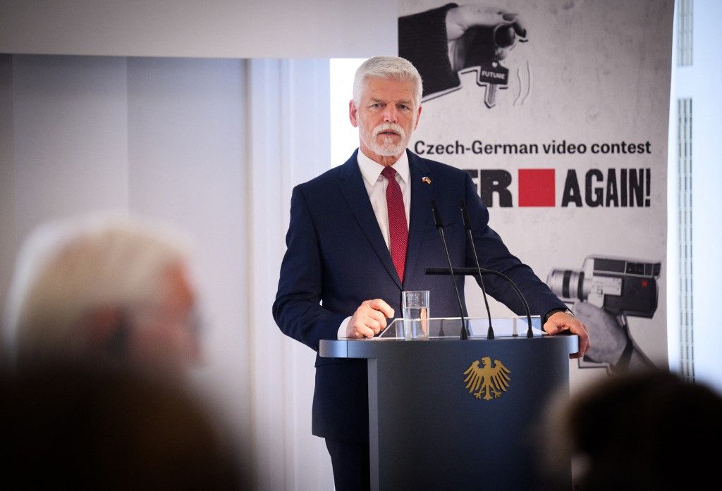 Petr Pavel elnök aláírta azt a történelmi jelentőségű törvénymódosítást, amely egyértelműen bűncselekménynek minősíti a kommunista eszmék népszerűsítését (Fotó: BERND VON JUTRCZENKA / DPA)