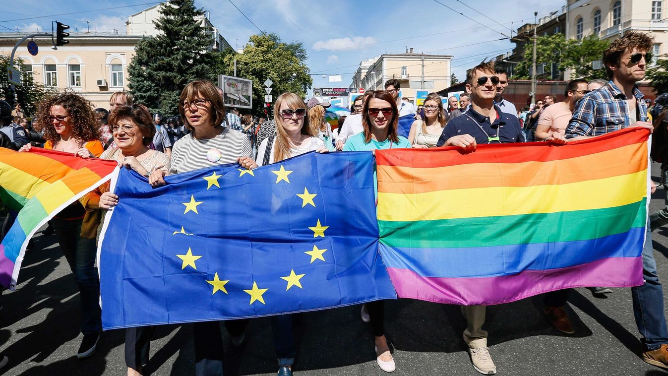 GENDER, LMBTQ, Kijev, 2016. június 12.
A KievPride-2016 elnevezésű melegfelvonulás résztvevői a leszbikusok, melegek, biszexuálisok és transzszexuálisok közösségét (LGBT) jelképező szivárványszínű zászlókkal és az EU zászlajával Kijevben 2016. június 12-é