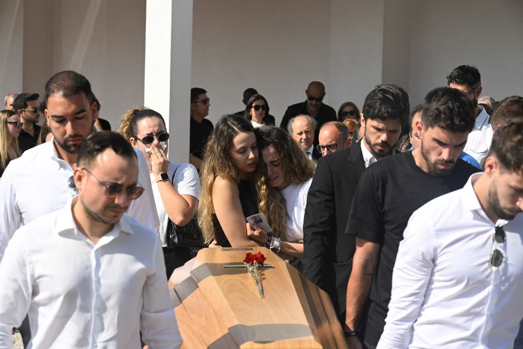 Diogo Jota feleségét, Rute Cardosót (fehérben) a testvére támogatta