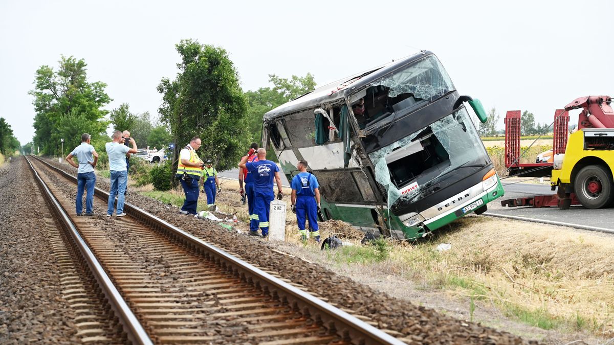 Tömegszerencsétlenség az országúton, 77 utassal karambolozott egy busz: mentőhelikopterek, súlyos sérültek