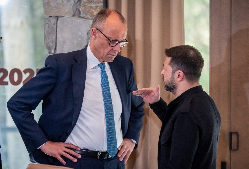 Friedrich Merz német kancellár (CDU) beszélget Volodimir Zelenszkij ukrán elnökkel a kanadai G7-csúcstalálkozón (Fotó: AFP)