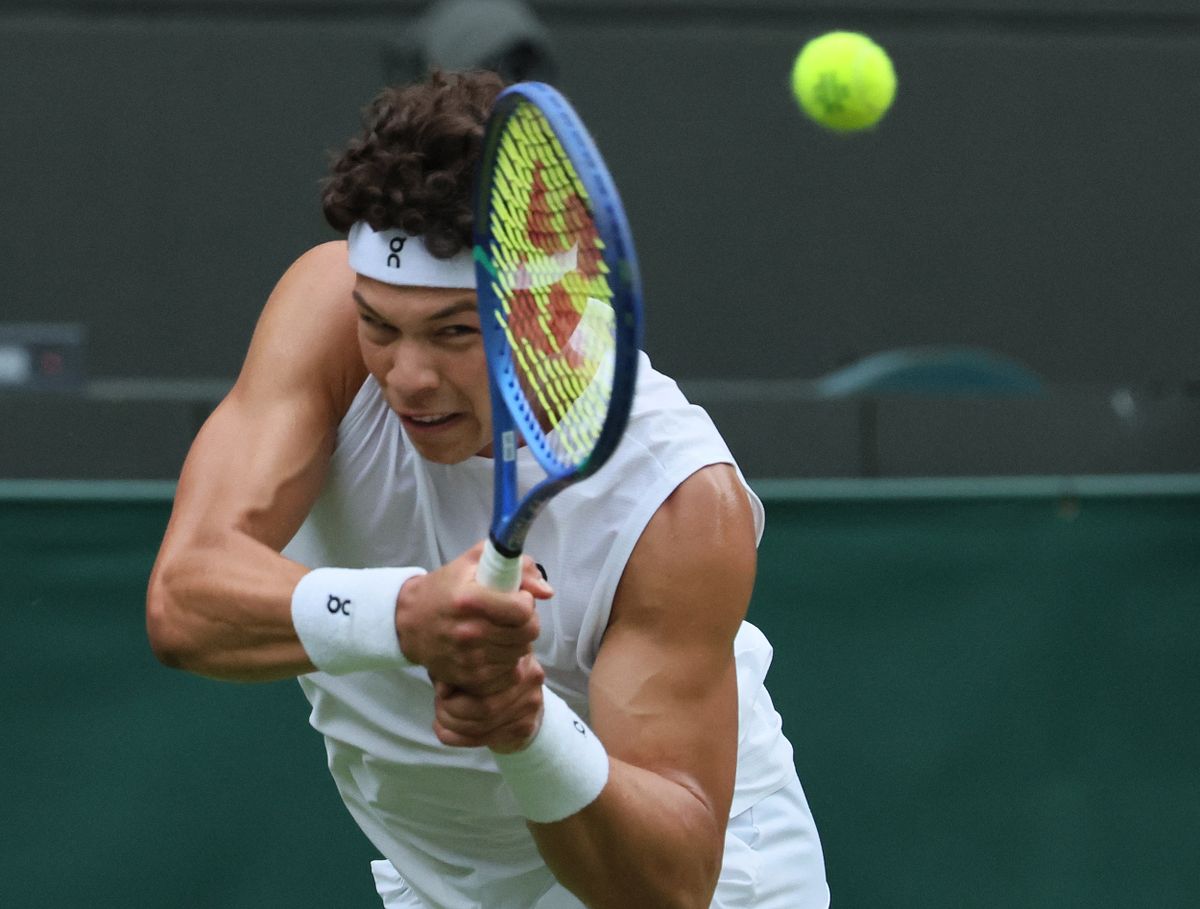 Ben Shelton of USA returns a shot to Marton Fucsovics of Hungary during their men's singles third-round match on day six of the Wimbledon Championships at the All England Lawn Tennis and Croquet Club in London, July 5, 2025. ( The Yomiuri Shimbun ) (Photo by Daisuke Urakami / The Yomiuri Shimbun via AFP)