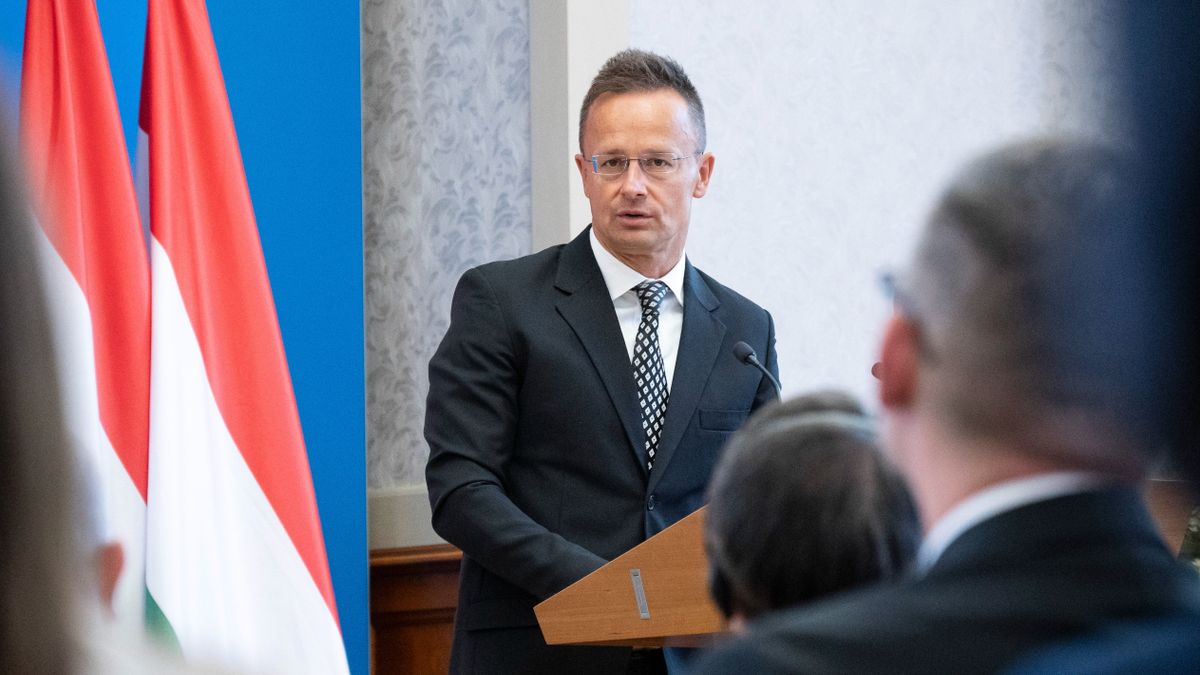 Madžarski zunanji minister prevzel zgodovinsko rokopis v New Yorku