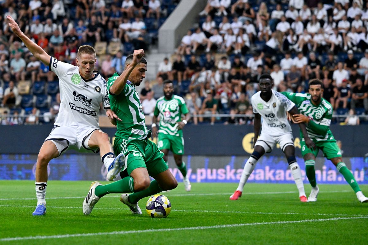 Felcsút, 2025. július 31.Dárdai Pál, a Puskás Akadémia (b) és Leon Balogun, a Limassol játékosa a labdarúgó Konferencia-liga selejtezőjének 2. fordulójában játszott Puskás Akadémia - Aris Limassol FC visszavágó mérkőzésen a felcsúti Pancho Arénában 2025. július 31-én.MTI/Vasvári Tamás