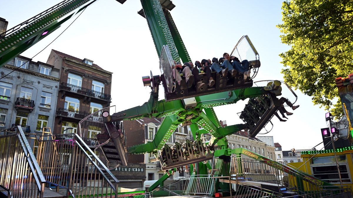Brutális baleset a vidámparkban: egyszerűen kettétört az egyik játék + videó