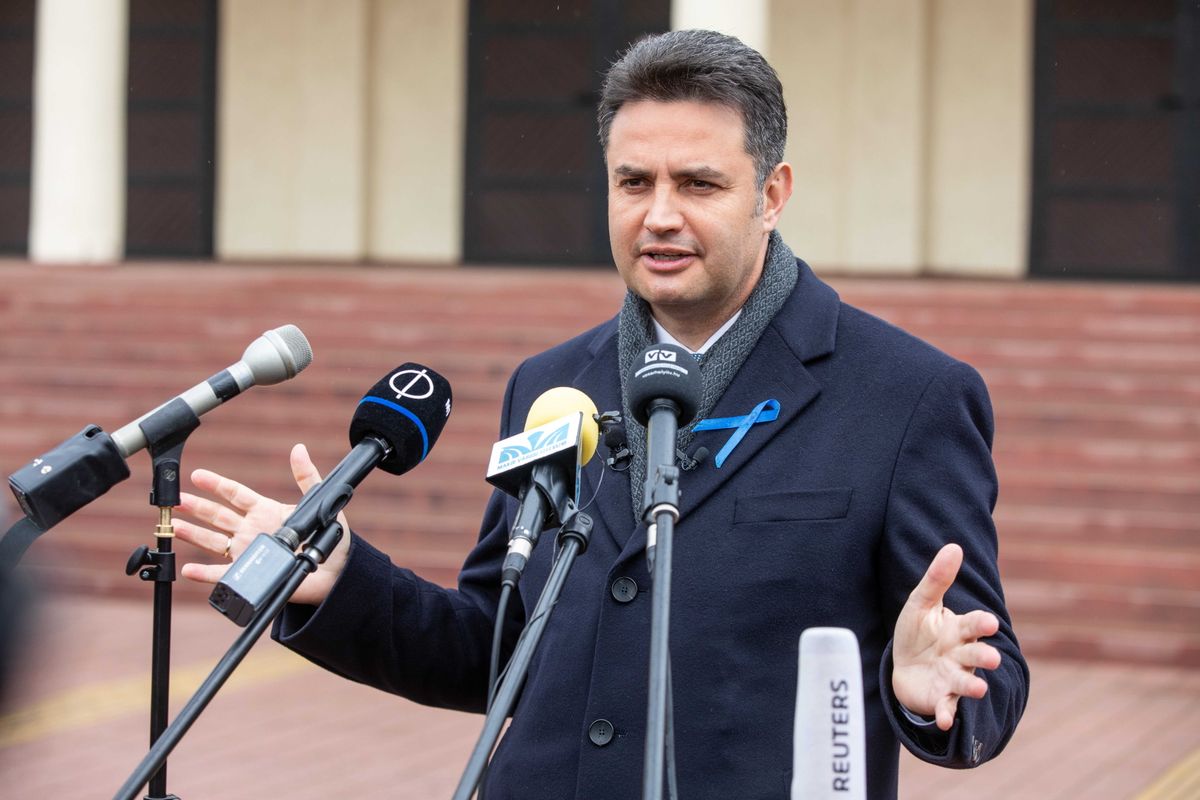 Hódmezővásárhely, 2022. április 3.
Márki-Zay Péter, az Egységben Magyarországért miniszterelnök-jelöltje sajtótájékoztatót tart, miután leadta szavazatát az országgyűlési választáson és gyermekvédelmi népszavazáson a Hódmezővásárhelyi Szent István Általános Iskolában kialakított szavazókörben 2022. április 3-án.
MTI/Rosta Tibor