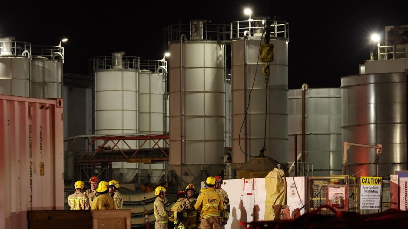  A Los Angeles-i Tűzoltóság (LAFD) tűzoltói egy ipari alagút beomlásának helyszínén (Fotó: AFP)