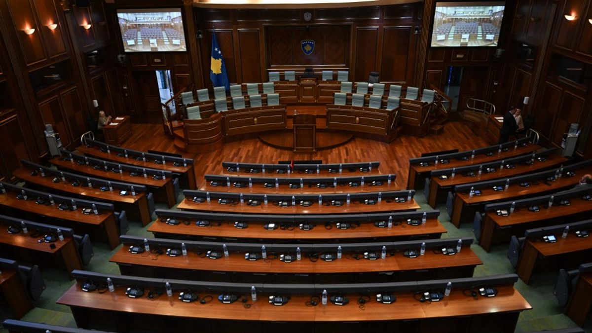 Az alkotmánybíróság ideiglenesen betiltotta a parlamenti képviselők munkáját