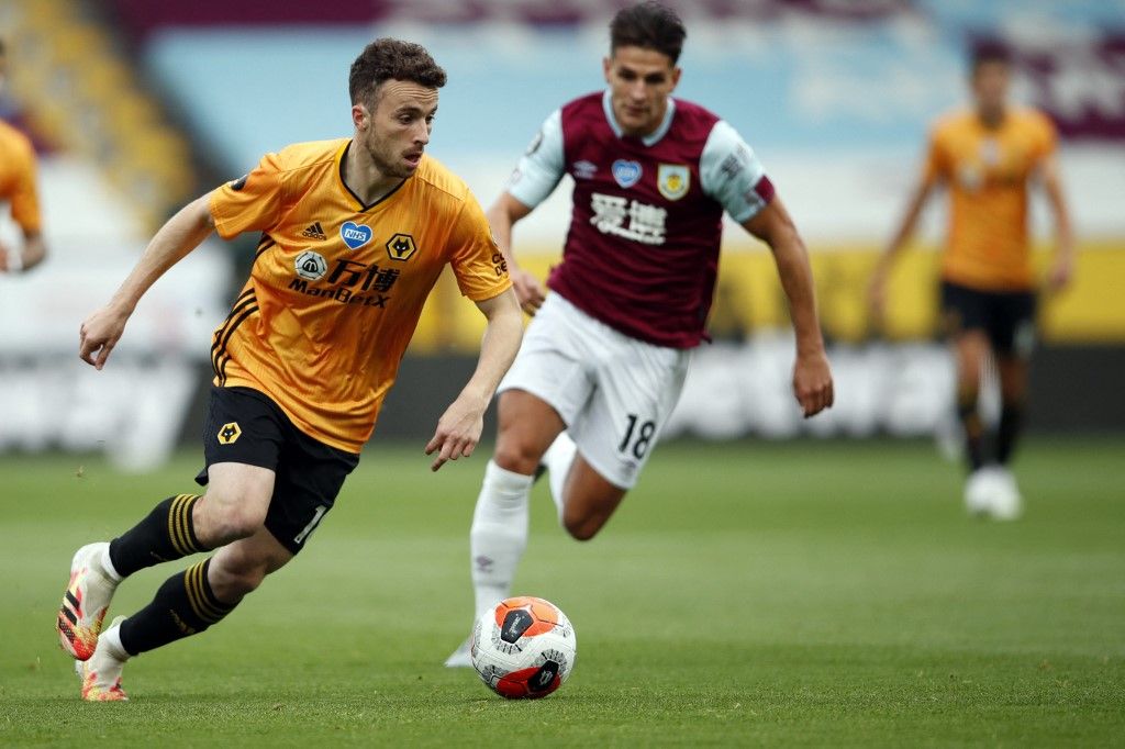 Wolverhampton Wanderers' Portuguese midfielder Diogo Jota (L) vies with Burnley's English midfielder Ashley Westwood during the English Premier League football match between Burnley and Wolverhampton Wanderers at Turf Moor in Burnley, north-west England on July 15, 2020. (Photo by Clive Brunskill / POOL / AFP) / RESTRICTED TO EDITORIAL USE. No use with unauthorized audio, video, data, fixture lists, club/league logos or 'live' services. Online in-match use limited to 120 images. An additional 40 images may be used in extra time. No video emulation. Social media in-match use limited to 120 images. An additional 40 images may be used in extra time. No use in betting publications, games or single club/league/player publications. / 
