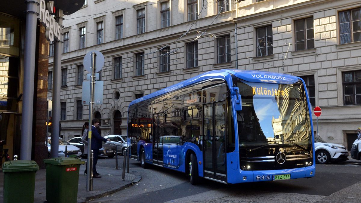Budapest, 2021. november 30.
Egy "zöldbusz" hozza a résztvevőket a Humda Magyar Autó-Motorsport és Zöld Mobilitás-fejlesztési Ügynökség Zrt., valamint a Volánbusz Közlekedési Zrt. és a Mobiliti Volánbusz Kft. alkotta konzorcium közös sajtótájékoztatójára, a Humda székházához 2021. november 30-án. Hatvan új elektromos busz érkezik jövőre a Zöld Busz Programban, amely Győrben, Egerben, Székesfehérváron, Zalaegerszegen, Szolnokon és Szegeden áll majd forgalomba. Az új járműveket a megyeszékhelyek a programot koordináló Humda Magyar Autó-Motorsport és Zöld Mobilitás-fejlesztési Ügynökség Zrt. 8,6 milliárd forintos támogatásával szerezhetik be. Az ezt lehetővé tevő támogatási szerződést a Volánbusz Közlekedési Zrt. és a Mobiliti Volánbusz Kft. konzorciumával kötötte meg a Humda Zrt.
MTI/Kovács Attila