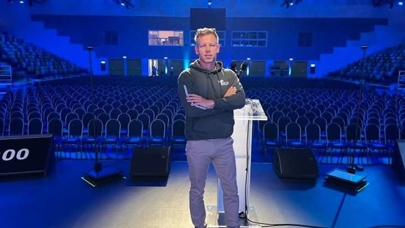 Borítókép: Magyar Péter a Tisza párt nagykanizsai kongresszusa előtt (Forrás: Facebook/Magyar Péter)