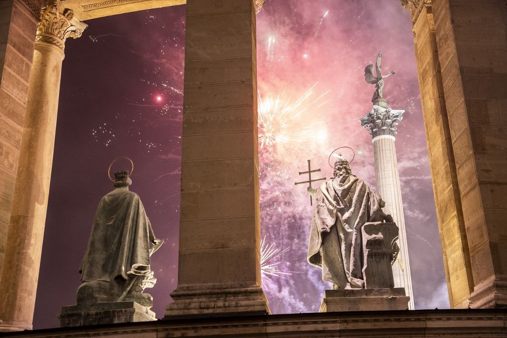 BUDAPEST, HUNGARY - JANUARY 01: People gather to celebrate the new year in the Heroes' Square in Budapest, Hungary on January 01, 2024. Arpad Kurucz / Anadolu (Photo by Arpad Kurucz / Anadolu via AFP) tűzijáték