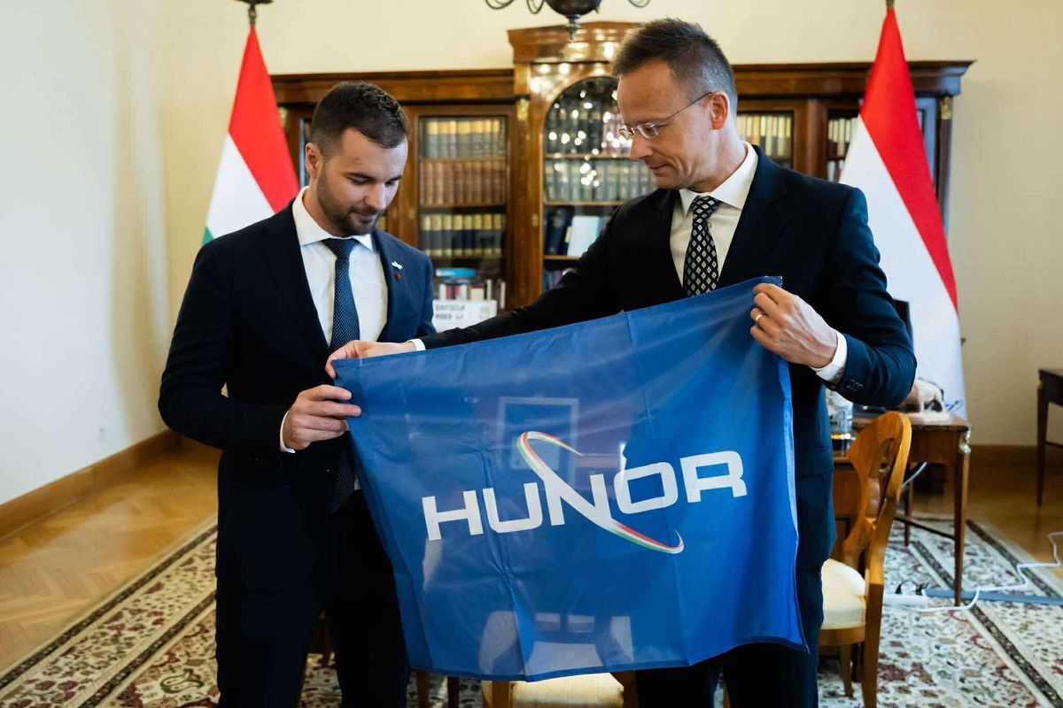 A magyar űrprogram folytatódni fog – a képen Szijjártó Péter és Kapu Tibor