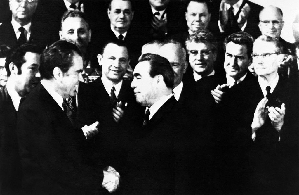 A Szovjetunió Kommunista Pártjának főtitkára, Leonyid Brezsnyev (középen) kezet fog Richard Nixon amerikai elnökkel (balra) a moszkvai csúcstalálkozó után (Fotó: AFP)