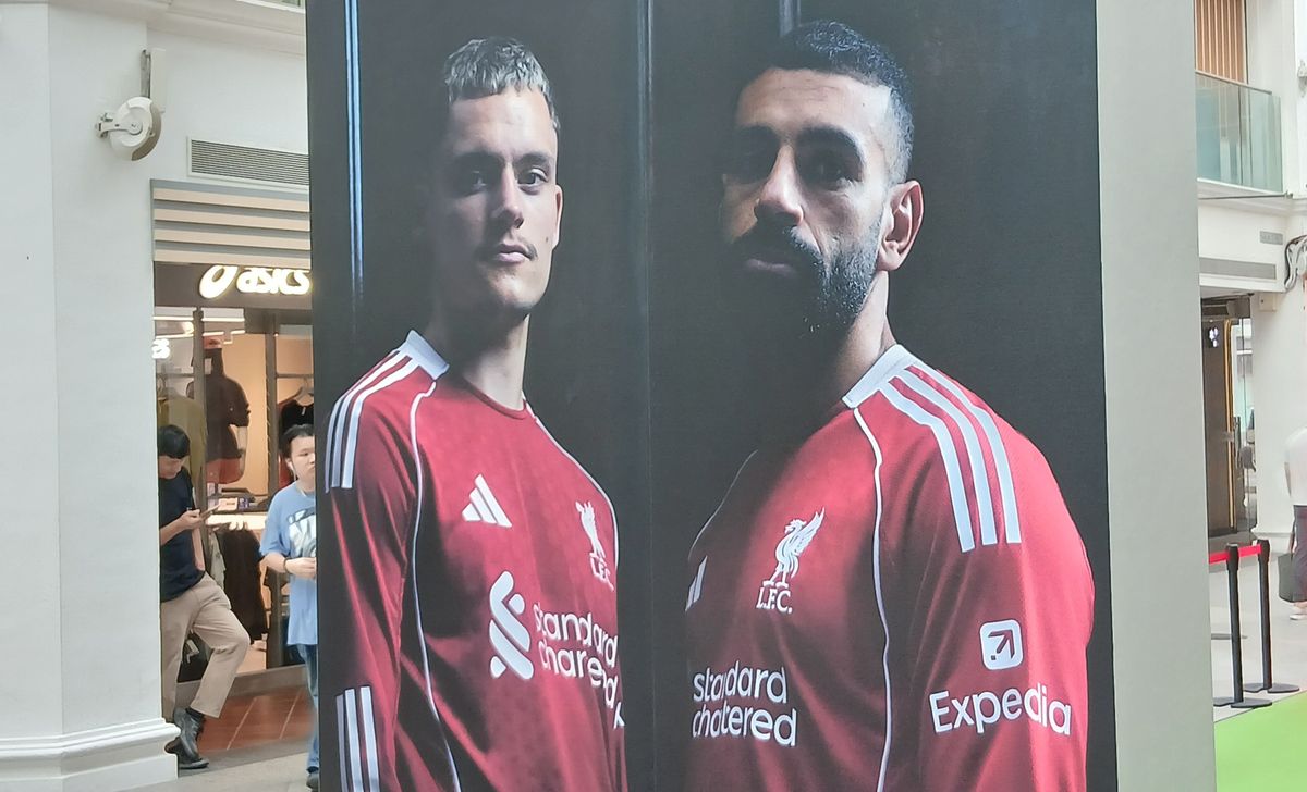Florian Wirtz és Mohamed Szalah került kiemelt helyre Szingapúrban a Liverpool boltja előtt