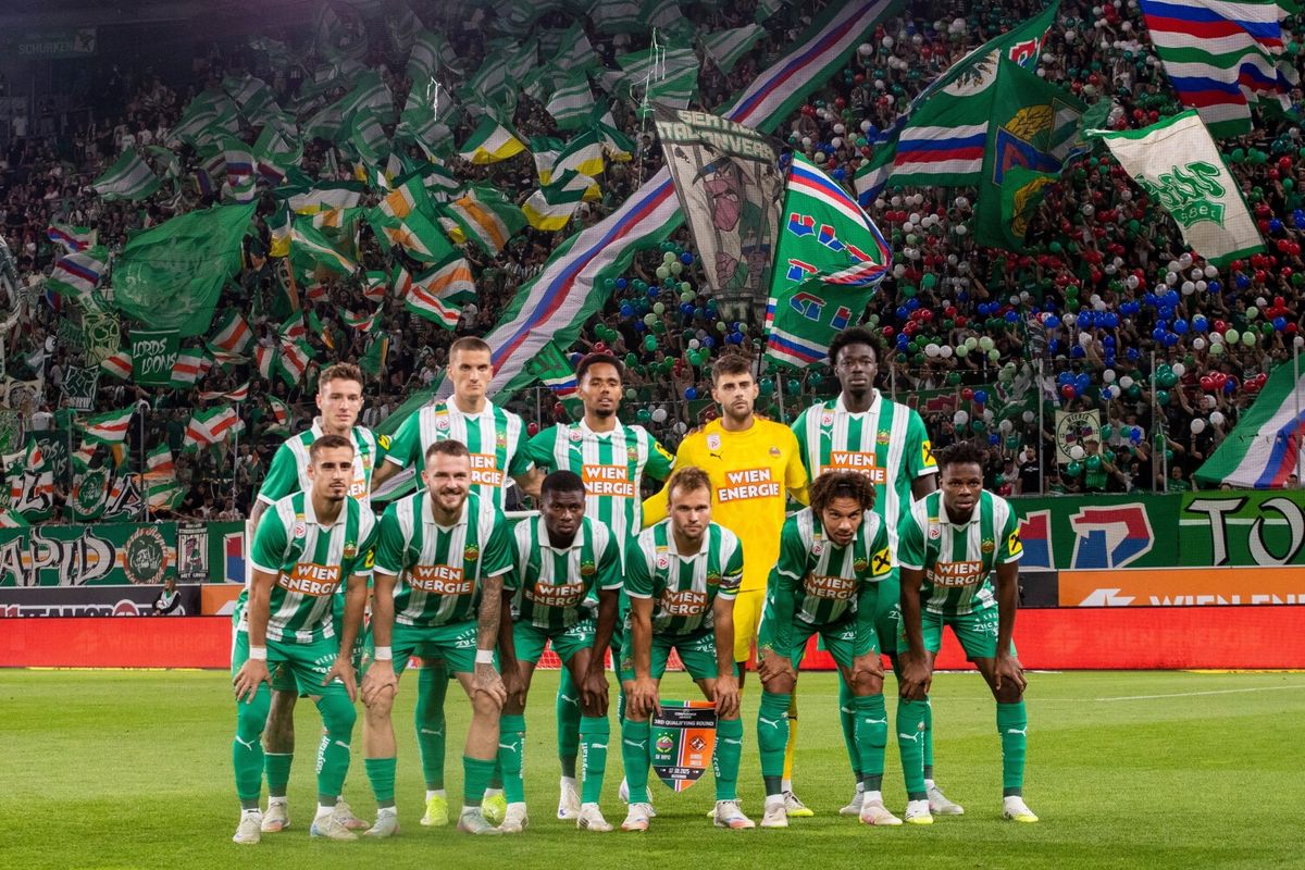 Fergeteges hangulat várta a csapatokat, Bolla Bendegúz (álló sor, balról az első) kezdő volt a Rapid Wien csapatában 