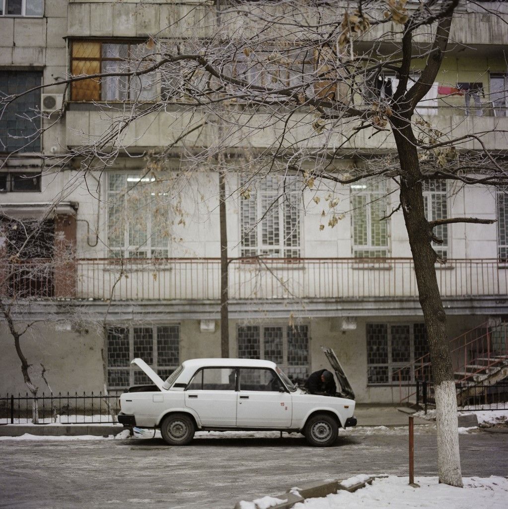 Kazakhstan, Almaty, 2013-12-22. A man tries to start his Lada in the snow in the middle of winter. Located in the south-east of the country, Almaty is Kazakstan s main city and its former capital. Photography by Eric Broncard/Hans Lucas
Kazakhstan, Almaty, 2013-12-22. Un homme essaye de faire demarrer sa Lada sous la neige en plein hiver. Situee dans le sud est du pays, Almaty est la principale ville du Kazakstan et son ancienne capitale. Photographie par Eric Broncard/Hans Lucas (Photo by Eric Broncard / Hans Lucas via AFP)