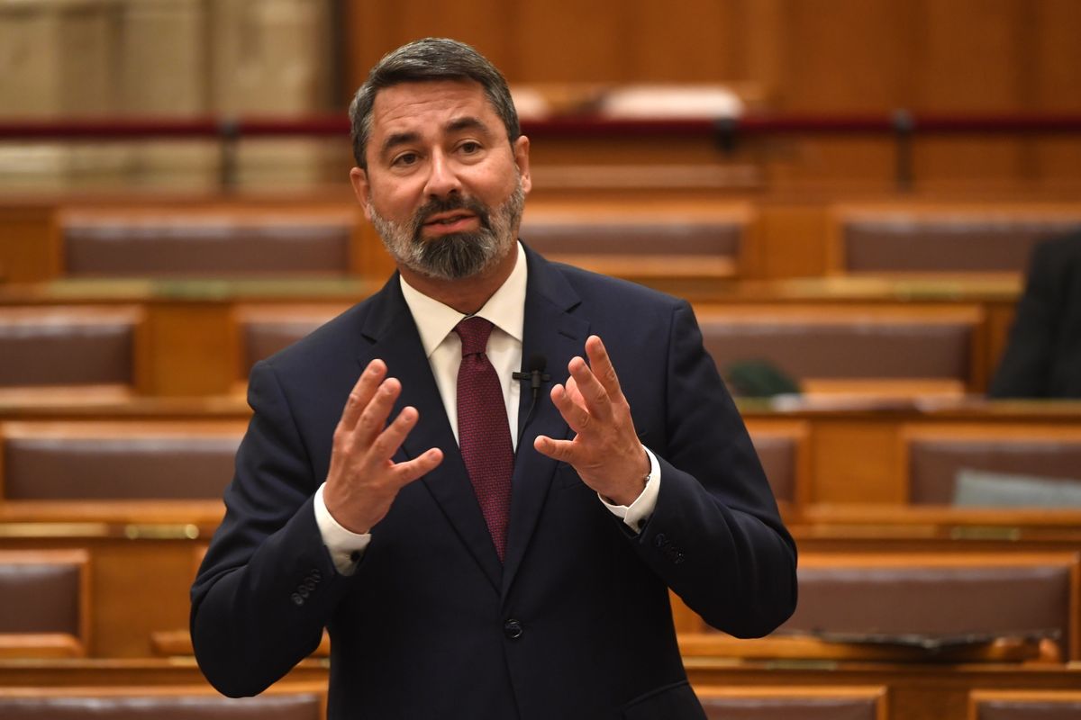 Hidvéghi Balázs, a Miniszterelnöki Kabinetiroda parlamenti államtitkára kérdésre válaszol az Országgyűlés plenáris ülésén 2025. június 10-én (Fotó: MTI/Kovács Attila)