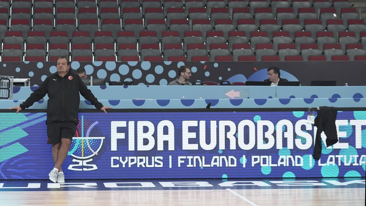 A török válogatott szövetségi kapitánya Ergin Ataman Rigában tartott edzést a csapatának az Eb-rajtja előtt.