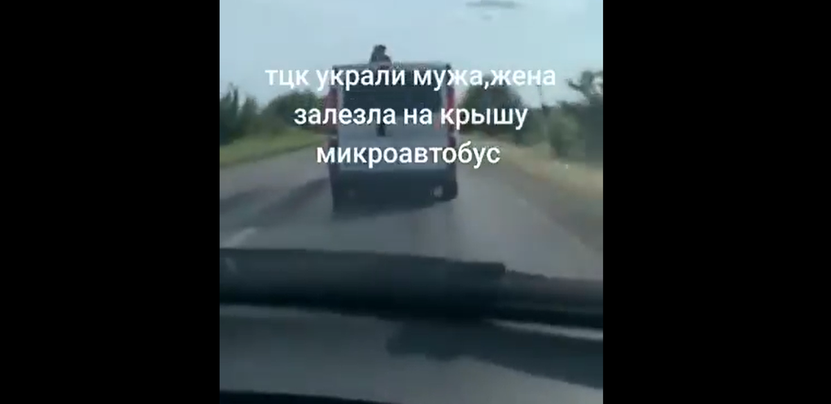 Kétségbeesett nő mászott fel arra a katonai furgonra, amelyben a sorozók a férjét vitték (Forrás: X)