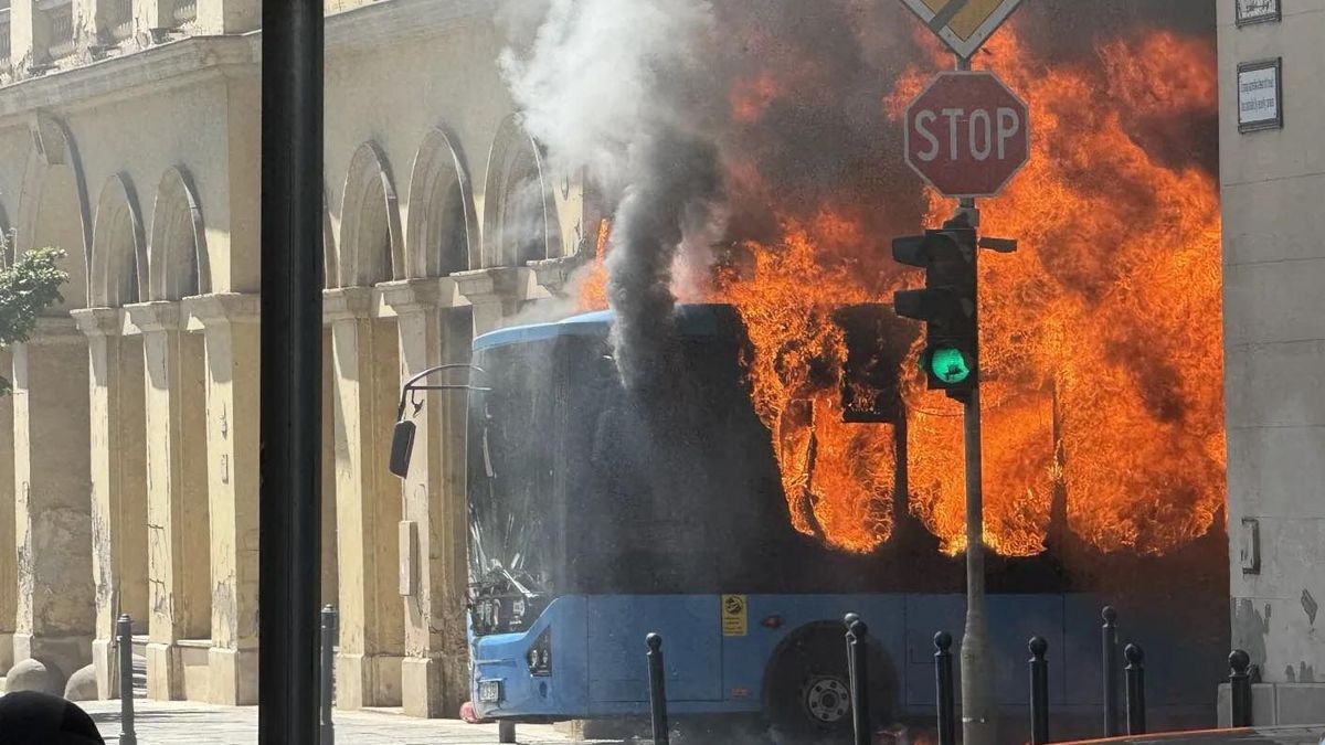 Hatalmas fekete füst és a mindent elnyelő lángok – brutális videón a főváros közepén kiégő busz