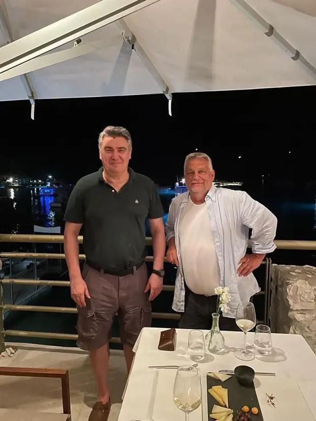 Orbán Viktor és Zoran Milanović baráti beszélgetésen 2022 nyarán, Horvátországban.