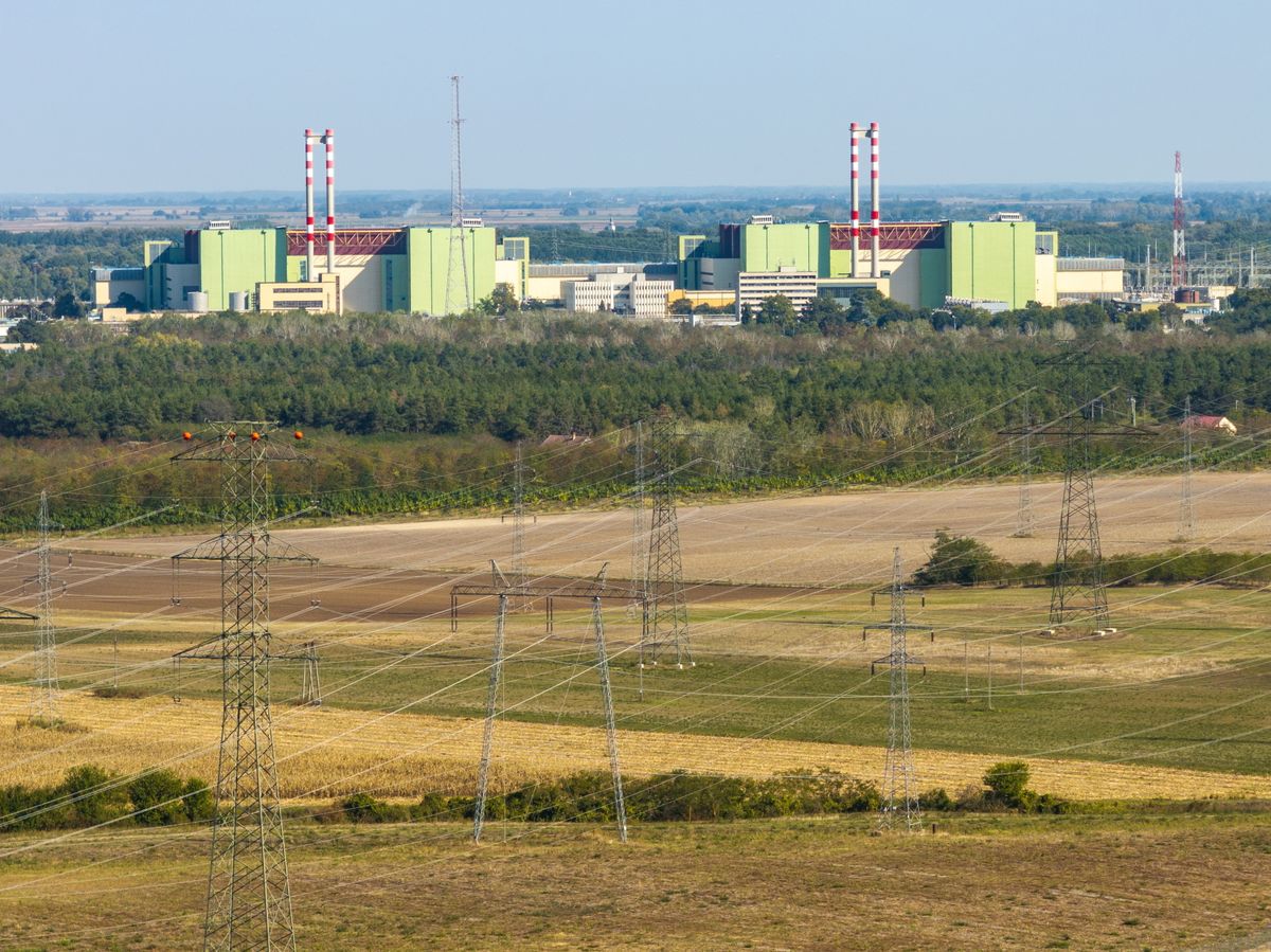 Paks, 2024. szeptember 22.
A drónnal készült felvételen nagyfeszültségű vezetékek a Paksi Atomerőmű közelében 2024. szeptember 22-én.
MTI/Jánossy Gergely