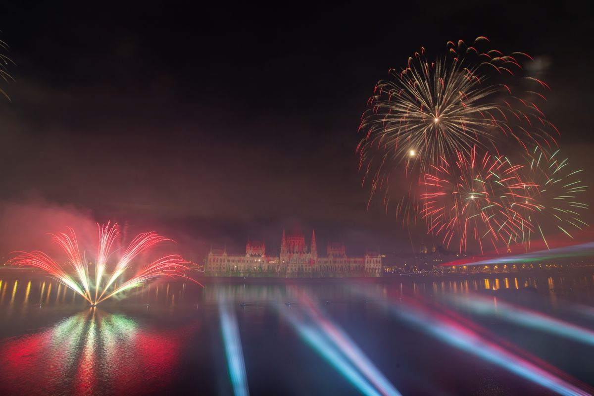 Budapest, 2024. augusztus 20.Tűzijáték a Duna felett Budapesten az államalapítás és államalapító Szent István király ünnepén 2024. augusztus 20-án. Középen az Országház.MTI/Balogh Zoltán