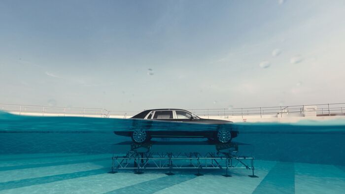Rolls-Royce Phantom a medencében