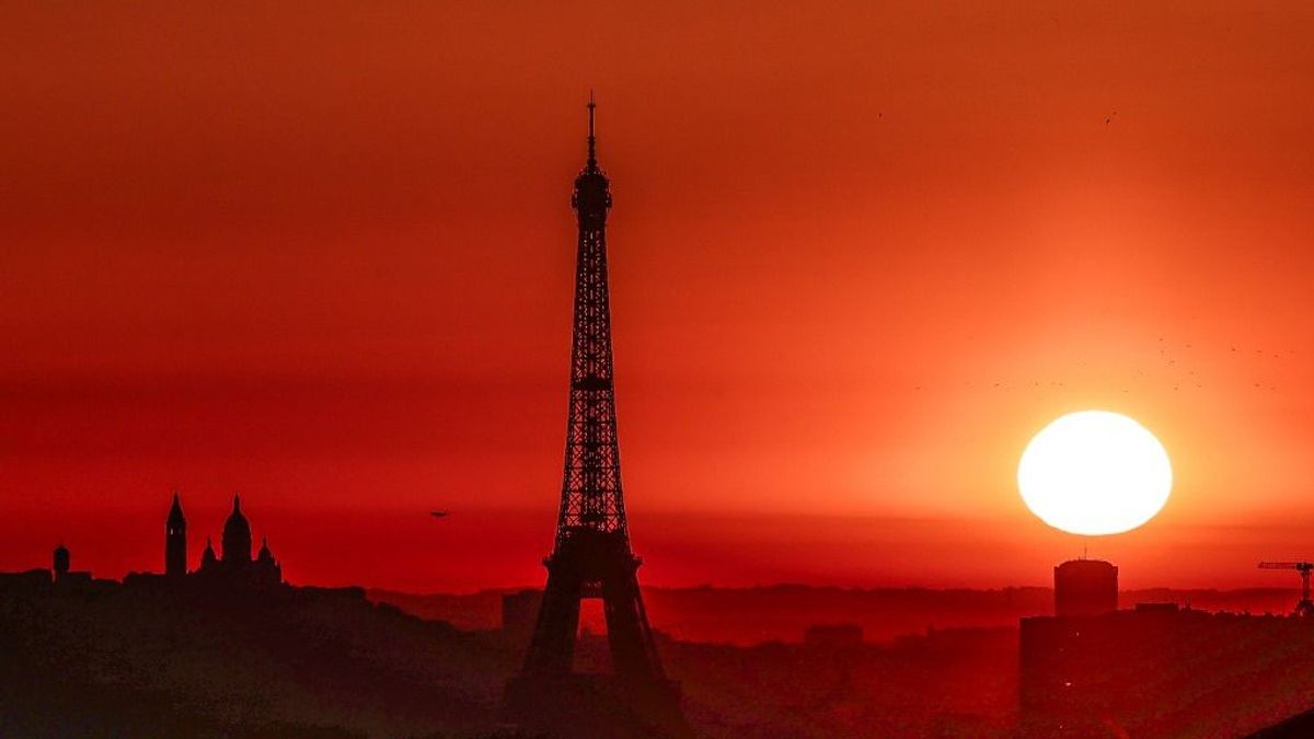 Leugrott egy férfi az Eiffel-toronyról, letartóztatták + videó