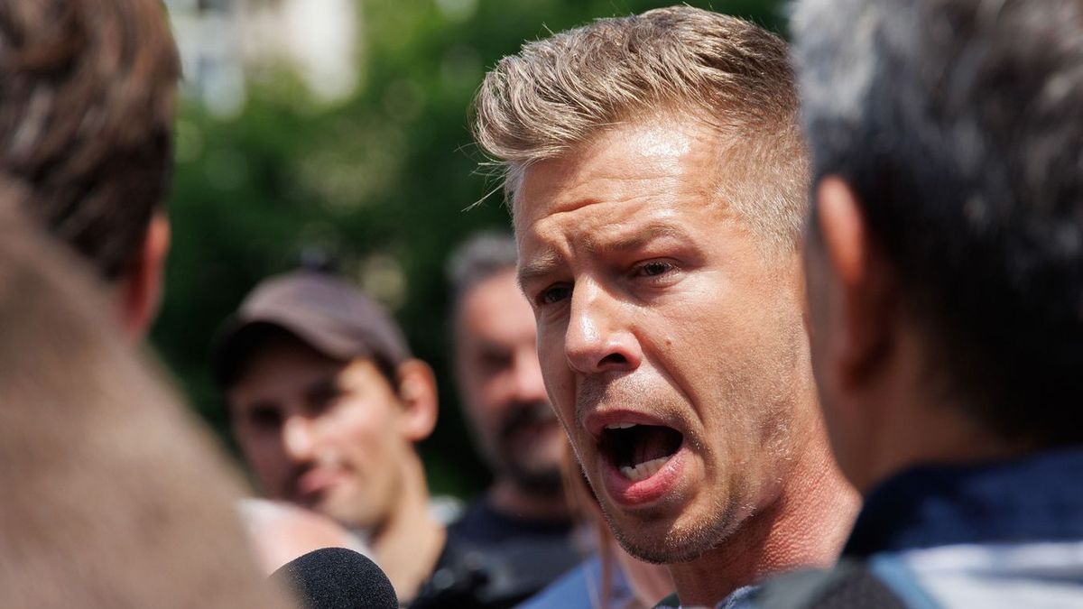 A sikerein felbuzdult kaméleon előbb-utóbb megzakkan