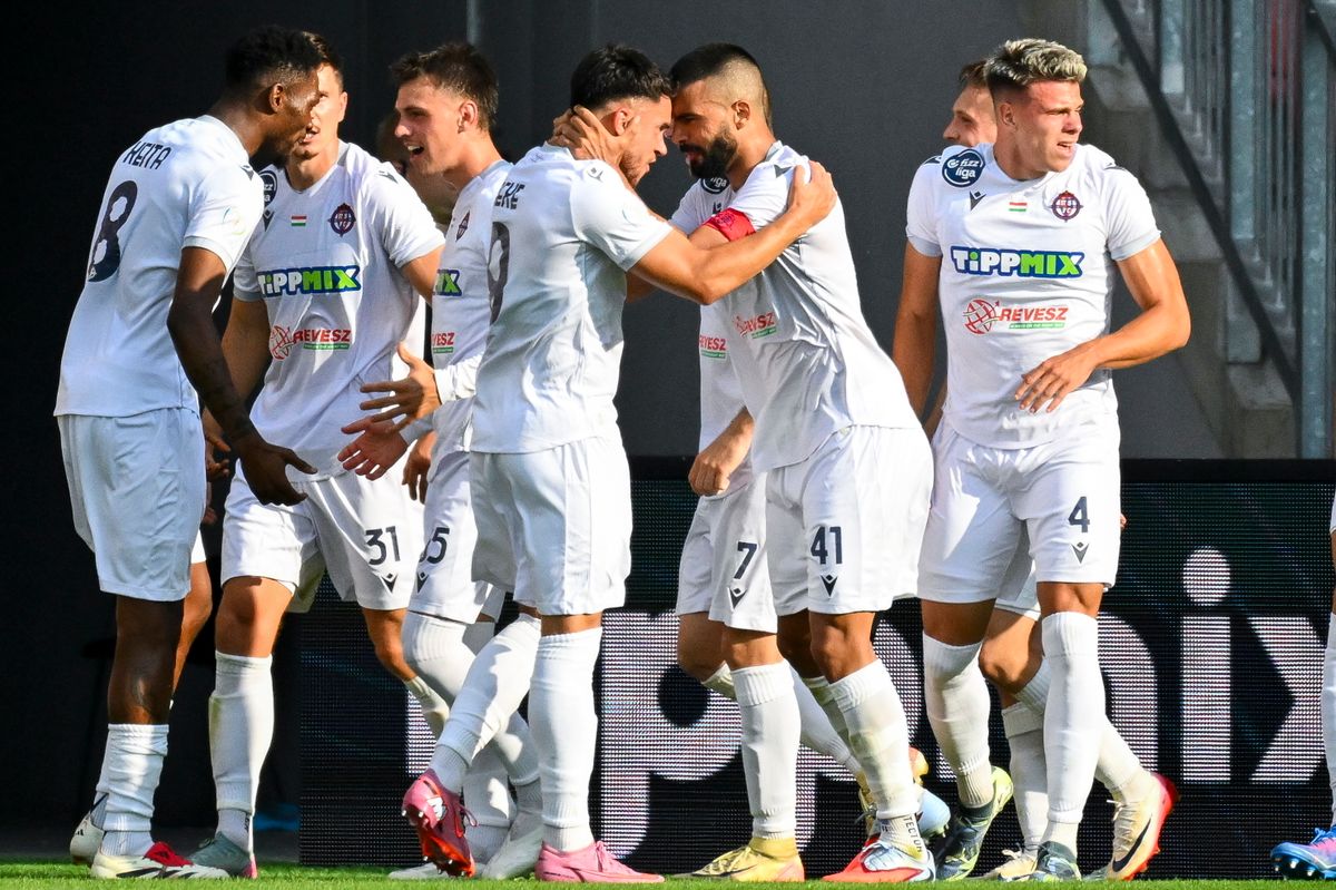 Debrecen, 2025. augusztus 17.
A Nyíregyháza játékosainak gólöröme a labdarúgó Fizz Liga 4. fordulójában játszott Debreceni VSC - Nyíregyháza Spartacus FC mérkőzésen a debreceni Nagyerdei Stadionban 2025. augusztus 17-én. A Nyíregyháza 2-1-re nyert.
MTI/Czeglédi Zsolt