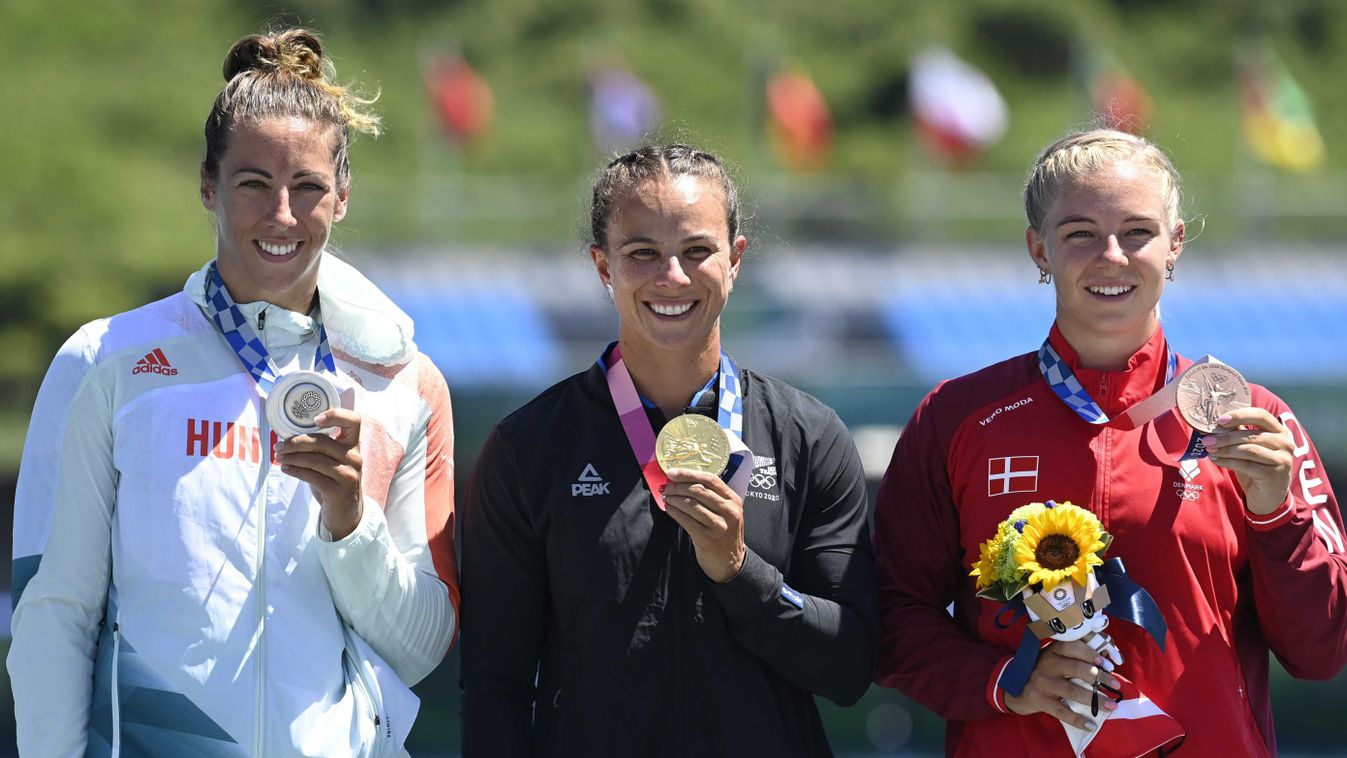 Lisa Carrington 
(k), az ezüstérmes Csipes Tamara (b) és a bronzérmes dán Emma Jorgensen a női kajak egyesek 500 méteres versenyének eredményhirdetésén a világméretű koronavírus-járvány miatt 2021-re halasztott 2020-as tokiói nyári olimpián a Sea Forest K