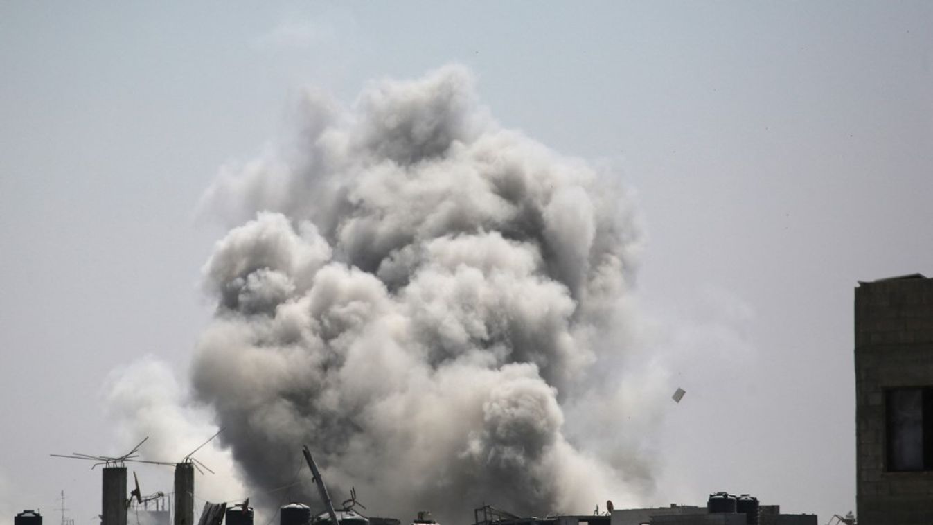 Füst gomolyog egy izraeli támadás után (Fotó: AFP)